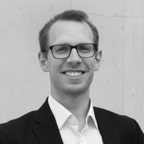 Philipp_gerade_Brille_sw_quadratisch